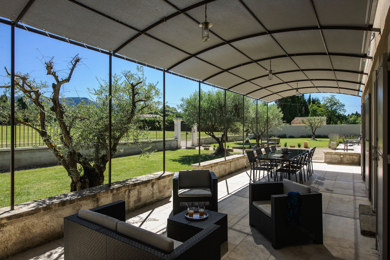 Véranda couverte avec salon de jardin